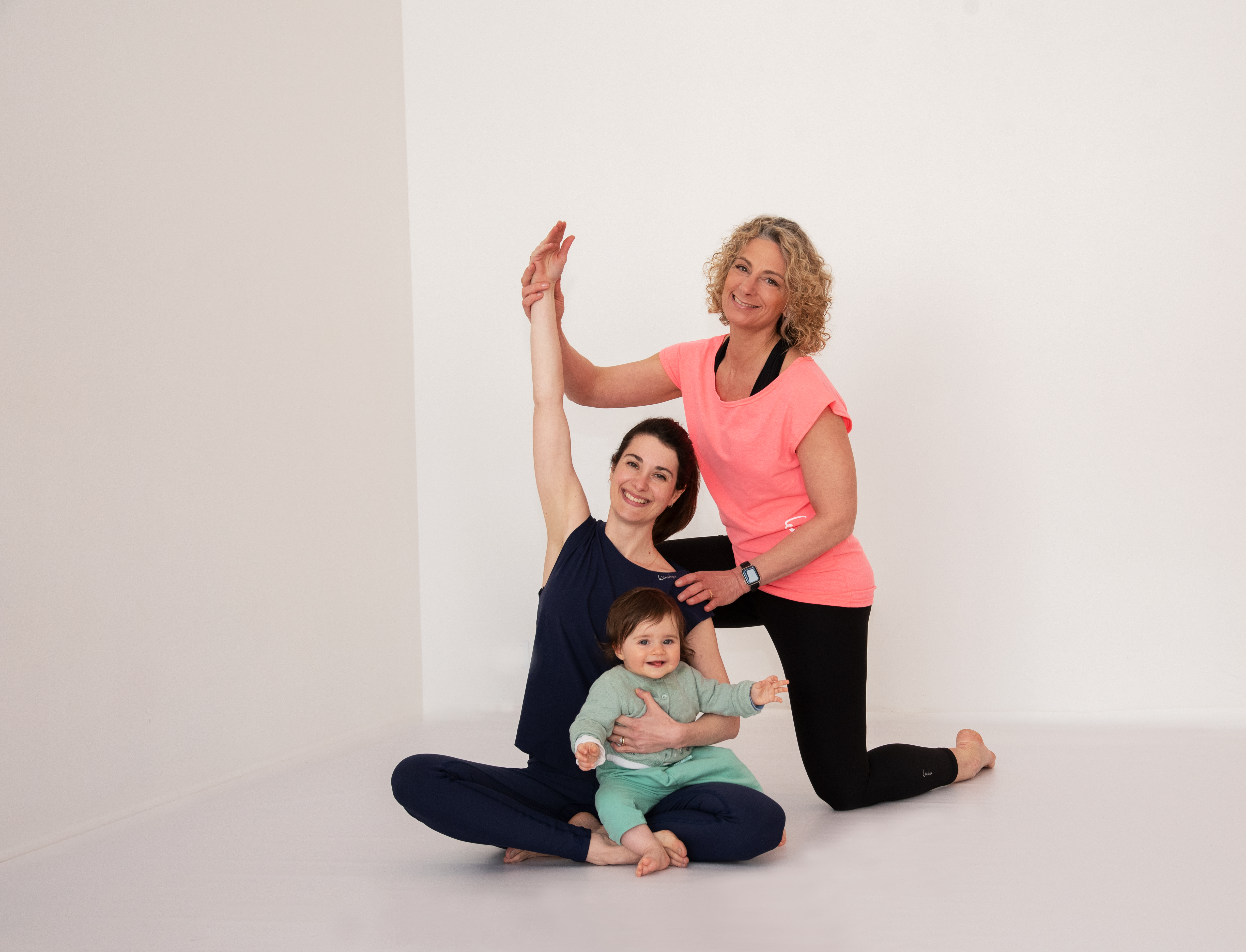 Verena Wiechers begleitet eine Mutter mit Baby beim Training